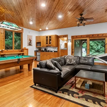 Bearadise Mt. Rainier: SAUNA, Hot Tub, Games, Movies