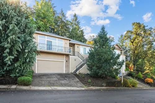 Welcome to Your New Favorite Spot! Tree Top Views & Lots of Room! - 3-نجوم