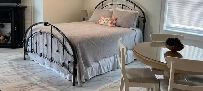 The Mitchell Suite above Dolce, Bryson City, walk to restaurants & GSMRailroad Hotels in Swain County