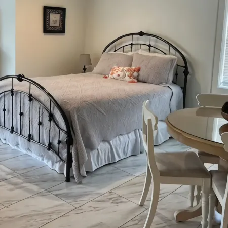 The Mitchell Suite above Dolce, Bryson City, walk to restaurants & GSMRailroad