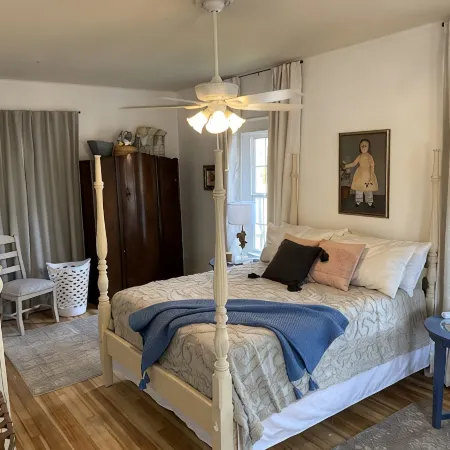 Oma's House on Orange  (Pet Friendly)