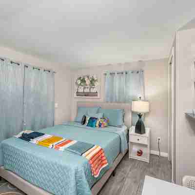 Cozy 1-Bedroom Retreat Near Downtown & Legoland Rooms
