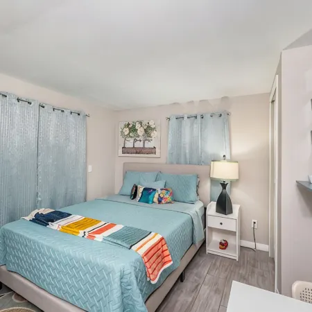 Cozy 1-Bedroom Retreat Near Downtown & Legoland