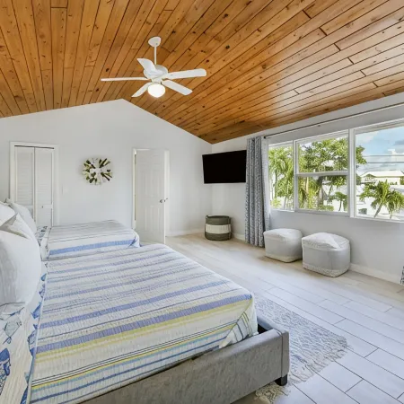 Waterfront, 100ft Dock, Kayaks, Bikes, Pool, Hot Tub, Basketball & Pickleball