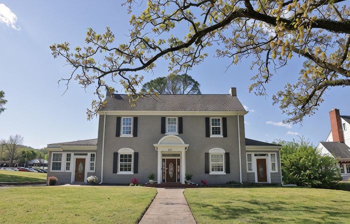The Grand Colonial Manor on East 11th - 3 Kings!