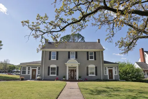 The Grand Colonial Manor on East 11th - 3 Kings!