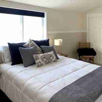 River view & 5 minute walk to downtown! Rooms