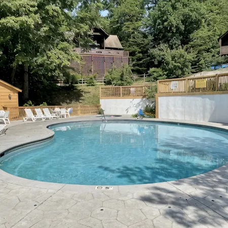 Romantic cabin, Private Hot Tub, King bed, 1.5 miles to Parkway, Flat Driveway.
