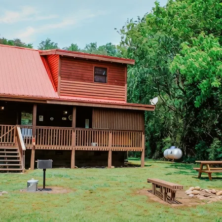 Country Life~ Hot Tub, Pool Table, Foosball, Fire Pit and Short Stroll to Creek.