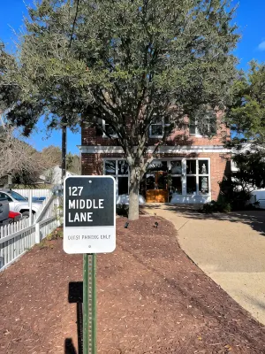 Spacious Loft on Middle Lane in Historic Downtown Beaufort - Homestays