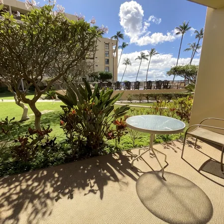 Popular Ground Floor Unit at OCEANFRONT RESORT in Kihei! Great rates.