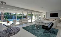 Sunny Mid-Century Modern Beauty! Stunning Pool, Spa & Mountain Views! - Mountain view