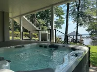 Romantic bungalow on Lake Murray w/cold plunge/hot tub/sauna, gym & dock gazebo - 4-Star