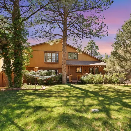 Large, Cozy, Mountain Home with Air Conditioning and Magical Backyard!
