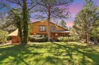 Large, Cozy, Mountain Home with Air Conditioning and Magical Backyard! - 4 ดาว