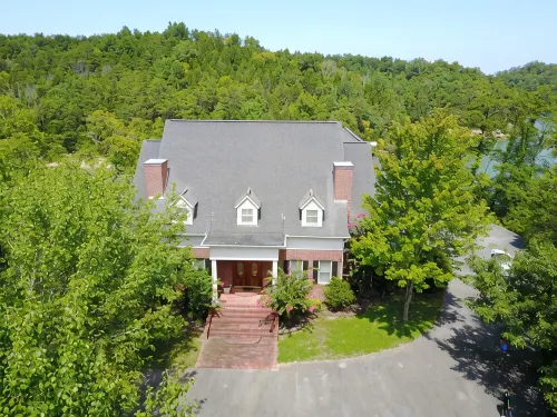 LAKEFRONT HOUSE SLEEPS 30 - BOAT DOCK, THEATER ROOM, HOT TUB, GAMES ROOM & MORE - 3-Sterne