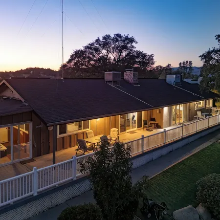 Hilltop Manor- Views - Family Home/Private - Pool and Spa