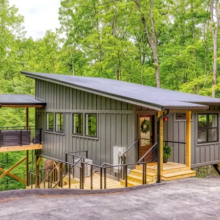 Treehouse near Cades Cove W/ Hot Tub, Games & large Hammock Deck