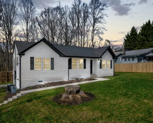 Spacious 6-bedroom house in beautiful Downtown Brevard ブルバードのホテル