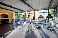 Executively Appointed Condo, w/resort amenities, IND GAR, Pool, Gym+ Biz Lounge