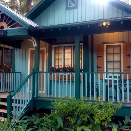 Romantic Spa Experience in Luxurious Creekside Honeymoon Cottage in the Landings