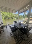 Tranquil Lakeside Waterfall Retreat-Summer is Upon us! - Wifi