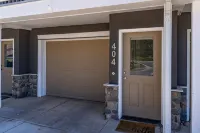 Town Home On The River. A/C. Views. Fish. Hot Springs. Walk To Town . - 4-Star