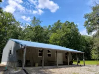 Rustic 2-bedroom cabin next to 1000+ acre Conservation area near Mark Twain Lake - Homestays