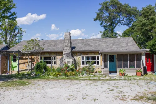 Fun cottage w/VIEW, minutes to downtown Eureka Springs, Beaver Lake, White River - 4-Star