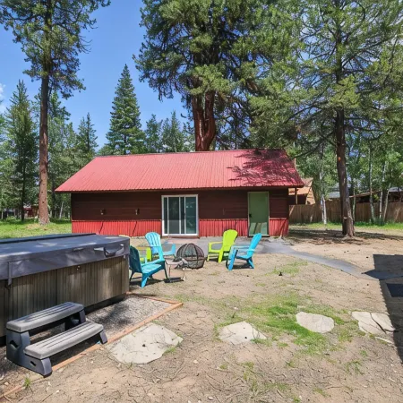 Nine Pines Outpost: Pet Friendly, Hot Tub, Game Room, w/ Private Treetop Escape.