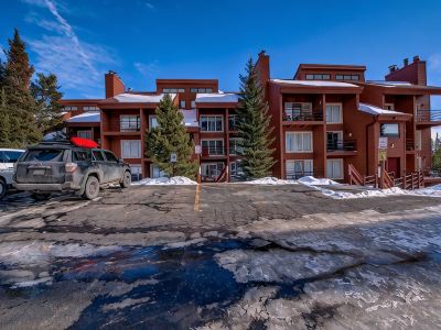 Silverthorne Condo with Mtn views, Pool & Hot tub