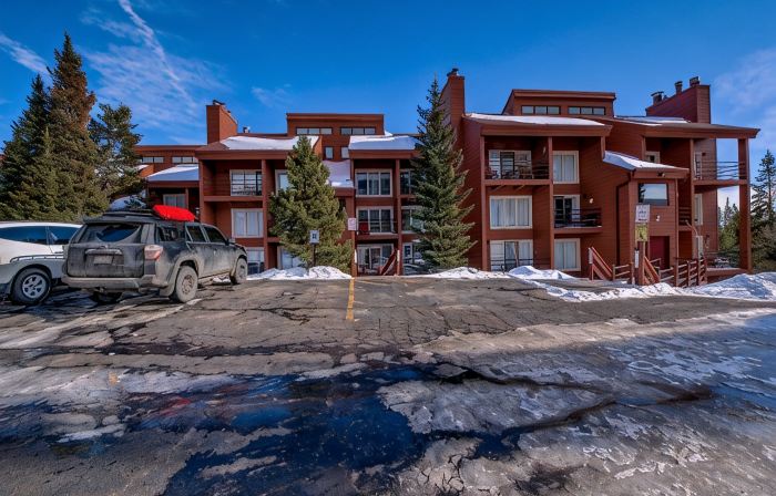 Silverthorne Condo with Mtn views, Pool & Hot tub