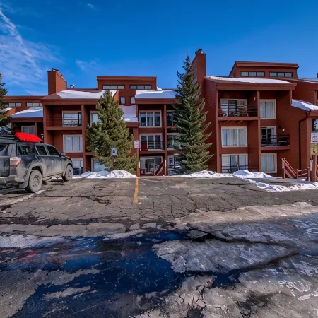 Silverthorne Condo with Mtn views, Pool & Hot tub