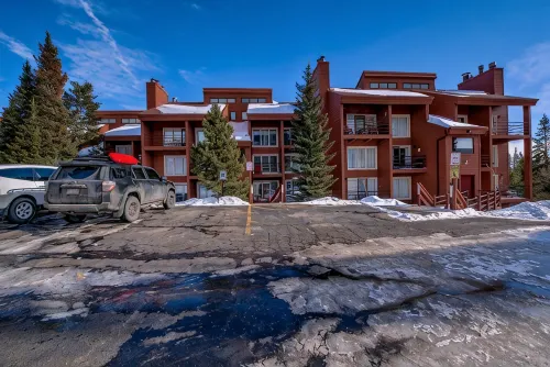Silverthorne Condo with Mtn views, Pool & Hot tub