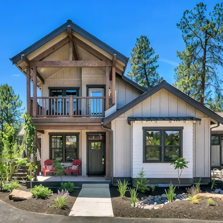Minutes to Deschutes River Trail with Hot Tub & Fire Pit!