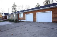Global Vibes Parlor Renovated home,1 min to  golf course & close to two stadiums - Wifi