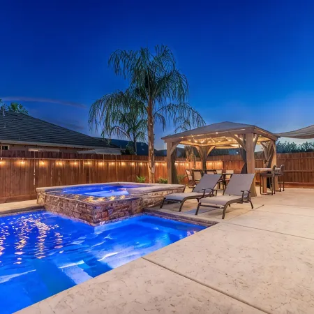 Spacious 5-Bedroom home w/ Pool & Hot Tub