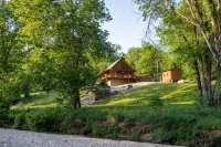 Cozy Creekside Cabin - Sleeps 6 - Perfect for campfires & making memories - Alphydda
