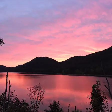 2BR +loft  Cottage in the mountains Va Creeper Trail, HOT TUB, ATV rentals,