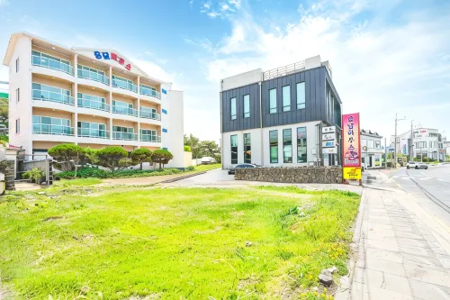 Jeju Yongdam House - Pensions