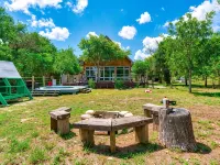 Elegant Birdhouse Cabin with 🔥Heated🔥 Cowboy Pool Hotels in Kyle
