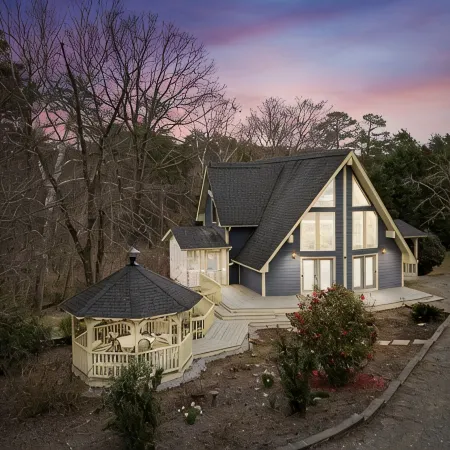 Lake Jocassee retreat on two acres!! New hot tub, Devil’s Fork State Park