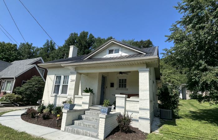 New Downtown Irvine 3/2 home w/king bed. Near Red River Gorge, Berea, Lex.
