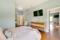 Lakefront Luxury Retreat, Kayaks, Game Room, Firepit, Pool Table & Private Dock - 4-Star