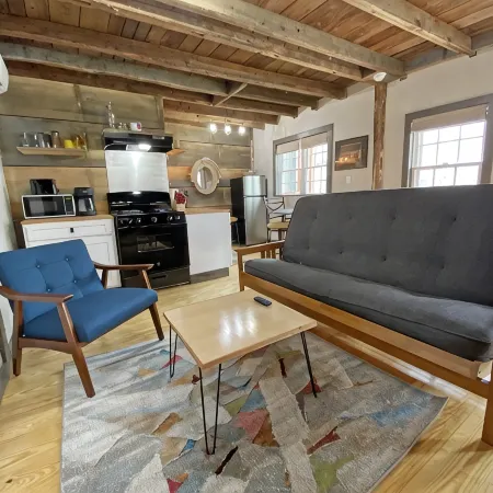 Cozy 2BR with Rustic Decor Near Downtown