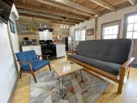 Cozy 2BR with Rustic Decor Near Downtown