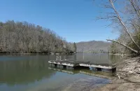 Cozy cabin for 4, 2 King size beds.  Porch with view of lake. Full kitchen.