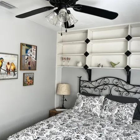 Cozy cottage minutes from beaches, historic downtown, and vibrant arts district!