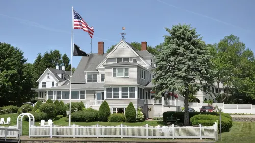 Large Victorian Home Overlooking the Atlantic Ocean and York Harbor Beach - Homestays