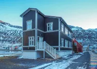 Við Lónið Guesthouse Hotels in 